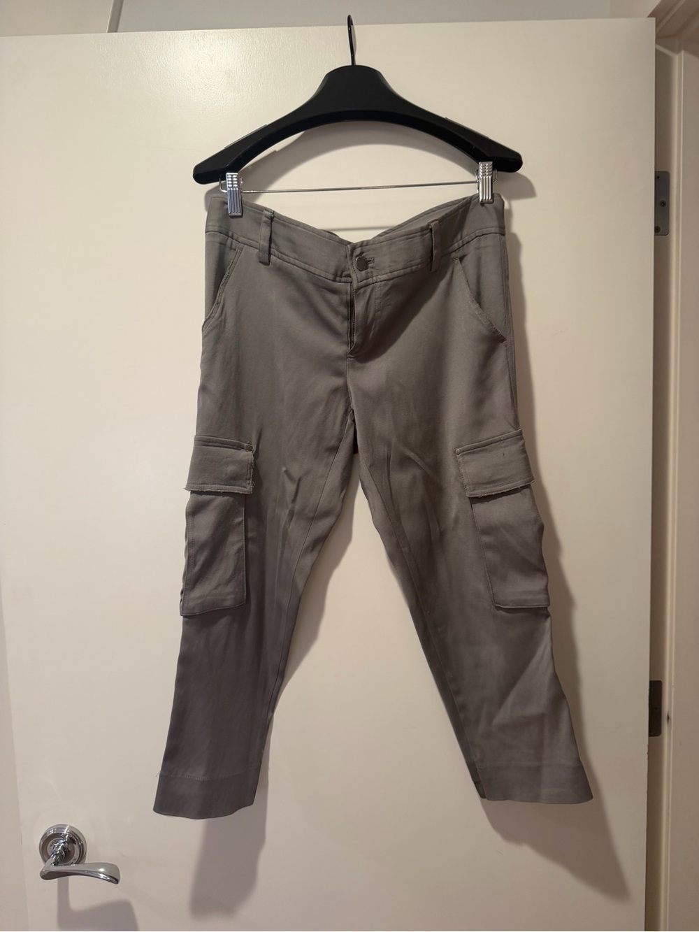 Alice + Olivia Gray women’s capri Cargo Pants